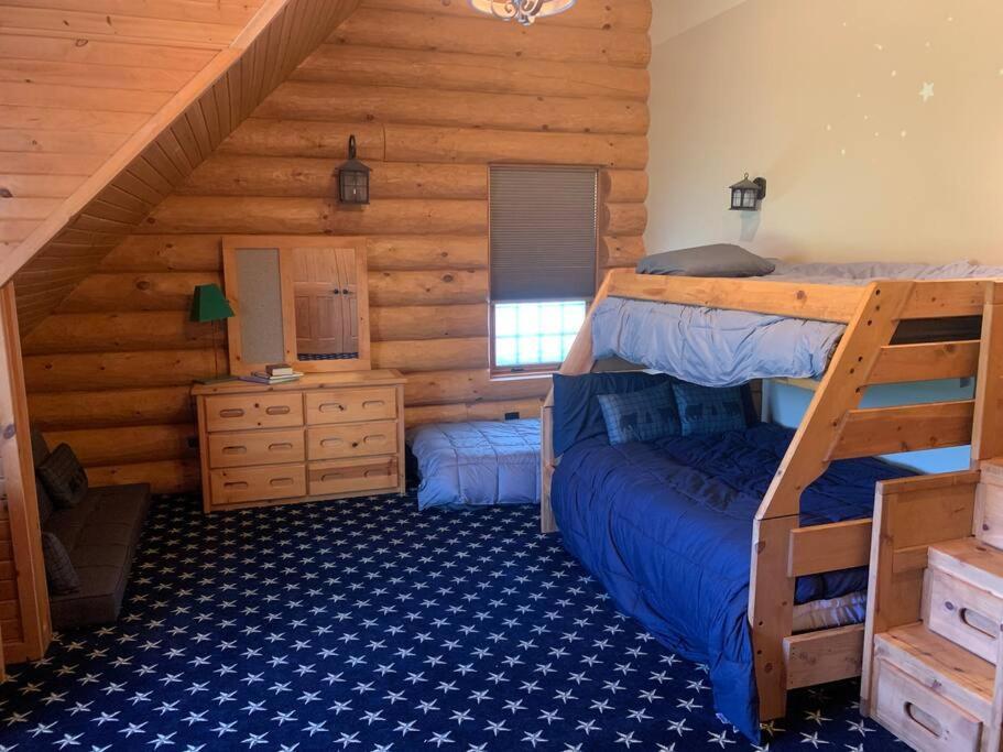 Gorgeous Lodge, 100 Acres 15 Min To Pa Villa