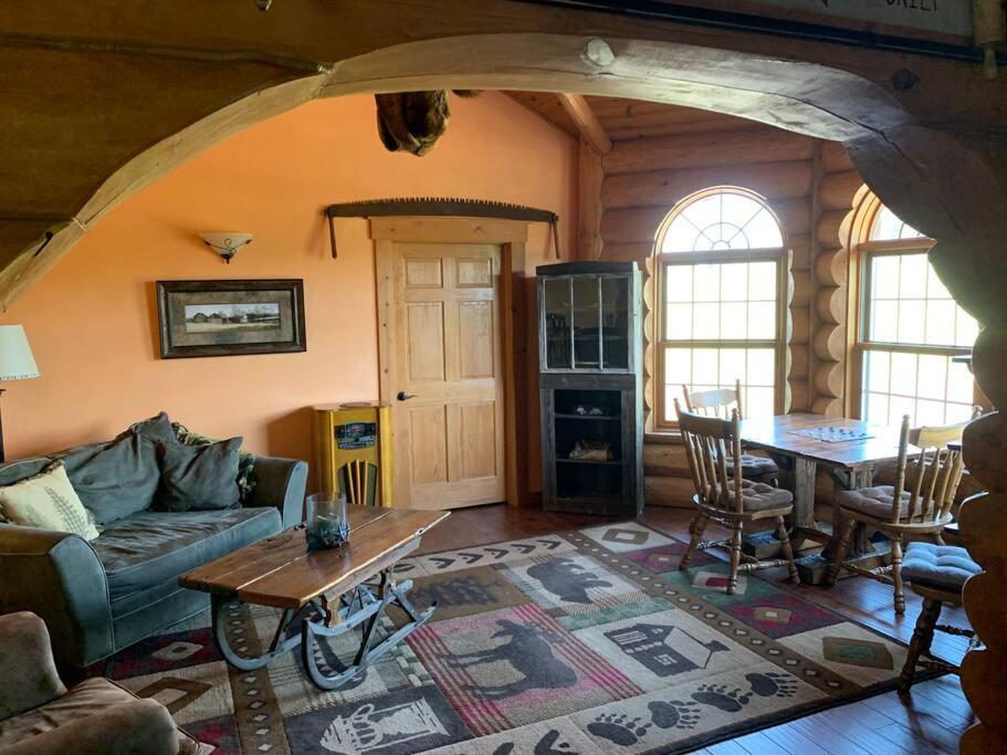 Gorgeous Lodge, 100 Acres 15 Min To Pa *