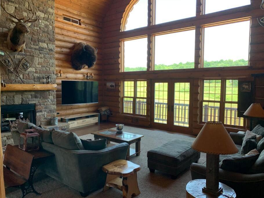 Gorgeous Lodge, 100 Acres 15 Min To Pa Indiana