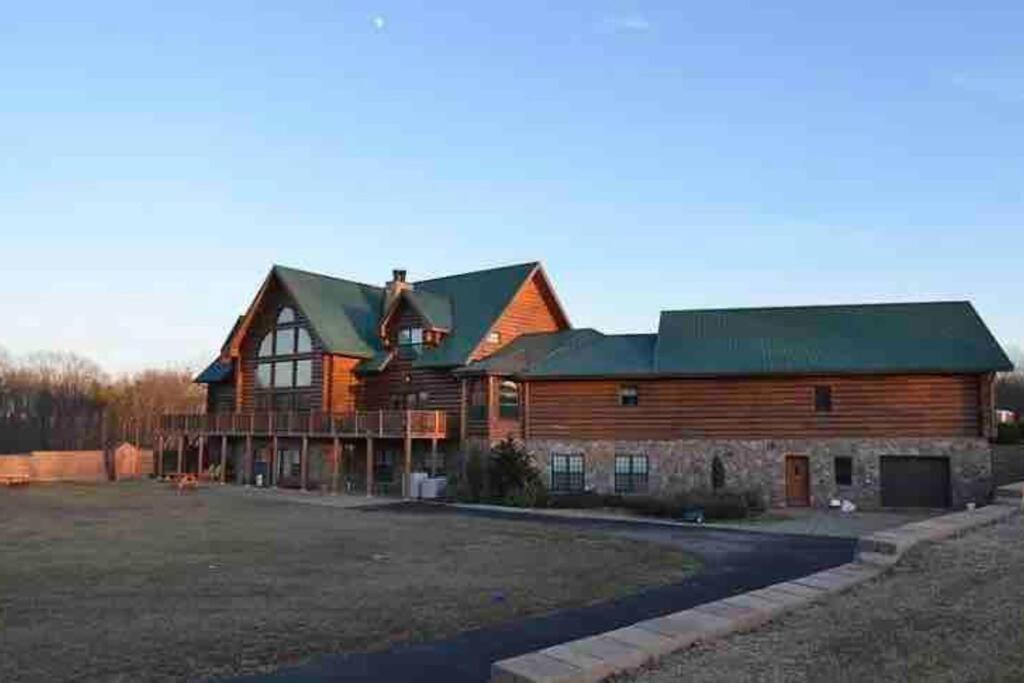 Gorgeous Lodge, 100 Acres 15 Min To Pa Villa Indiana