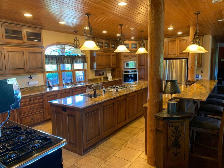 Gorgeous Lodge, 100 Acres 15 Min To Pa